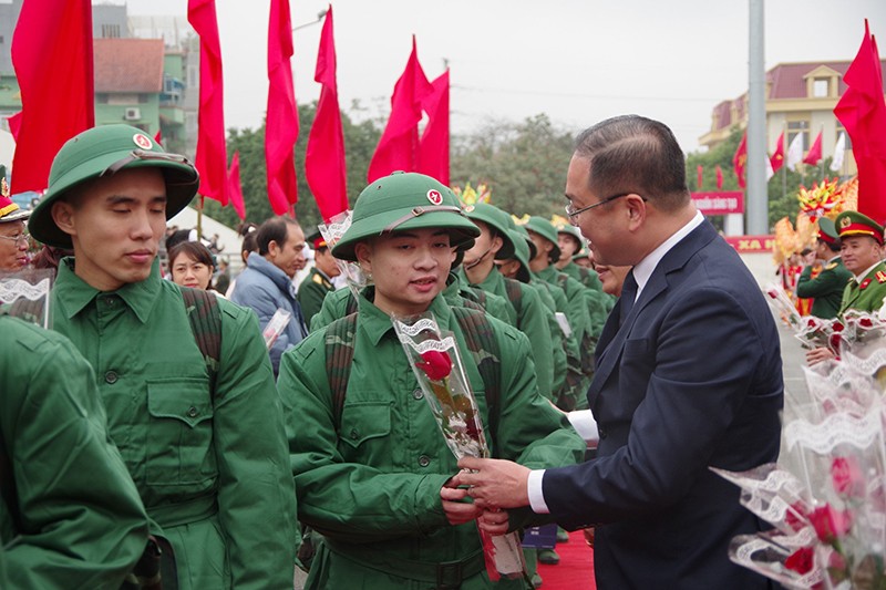 Đồng chí Nguyễn Ngọc Việt, Chánh Văn phòng Đoàn đại biểu Quốc hội và HĐND thành phố Hà Nội tặng hoa, động viên các tân binh