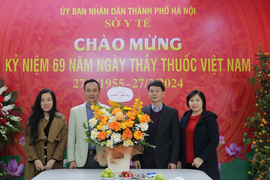 Thăm, chúc mừng các y, bác sĩ nhân Ngày Thầy thuốc Việt Nam 27/2