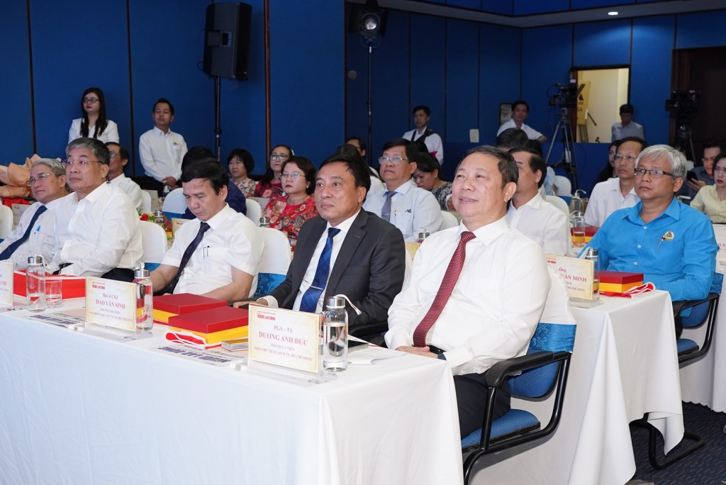 Nhiều lãnh đạo Sở, ngành TP HCM cùng tham dự buổi lễ