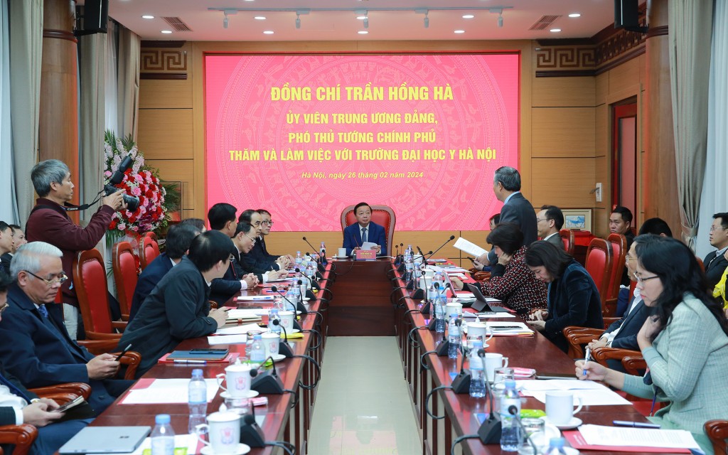 Phó Thủ tướng Trần Hồng Hà chủ trì cuộc làm việc với Trường Đại học Y Hà Nội chiều 26/2 - Ảnh: VGP/MK