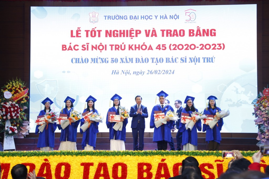 Phó Thủ tướng Trần Hồng Hà và các bác sĩ nội trú có thành tích học tập xuất sắc khoá 45 - Ảnh: VGP/MK