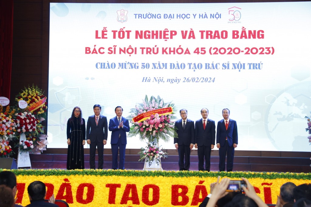 Phó Thủ tướng Trần Hồng Hà chúc mừng các thầy giáo – thầy thuốc Trường Đại học Y Hà Nội nhân kỷ niệm 69 năm Ngày Thầy thuốc Việt Nam - Ảnh: VGP/MK
