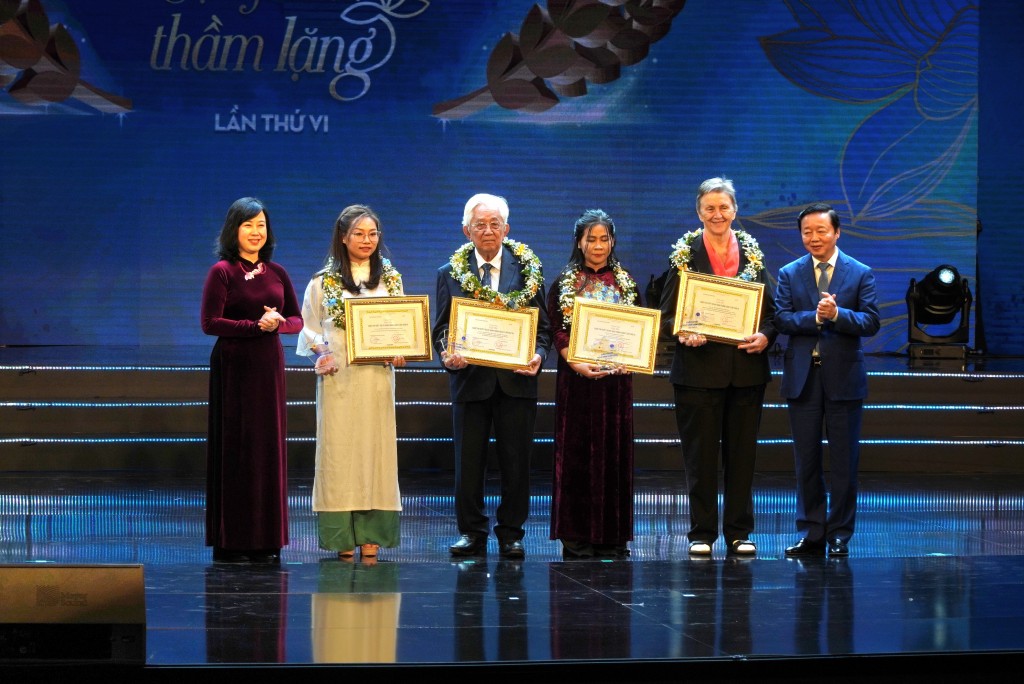 Phó Thủ tướng Chính phủ Trần Hồng Hà và Bộ trưởng Bộ Y tế Đào Hồng Lan trao Giải nhì cho các tác giả đoạt giải và nhân vật trong tác phẩm.