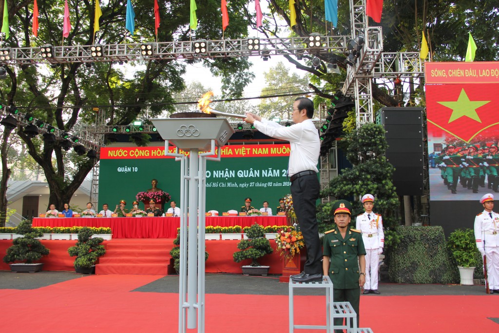 Bí thư Quận uỷ Quận 10 Lê Văn Minh thực hiện nghi thức thắp lửathức 