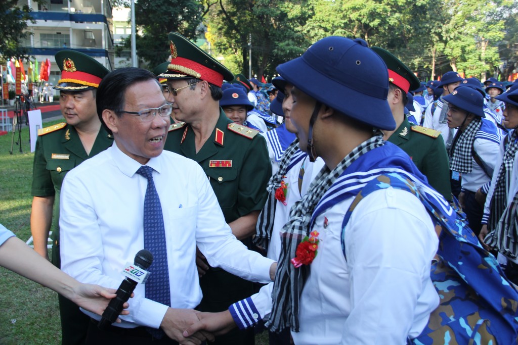 Chủ tịch UBND TP HCM Phan Văn Mãi thăm hỏi, động viên các tân chiến sĩ