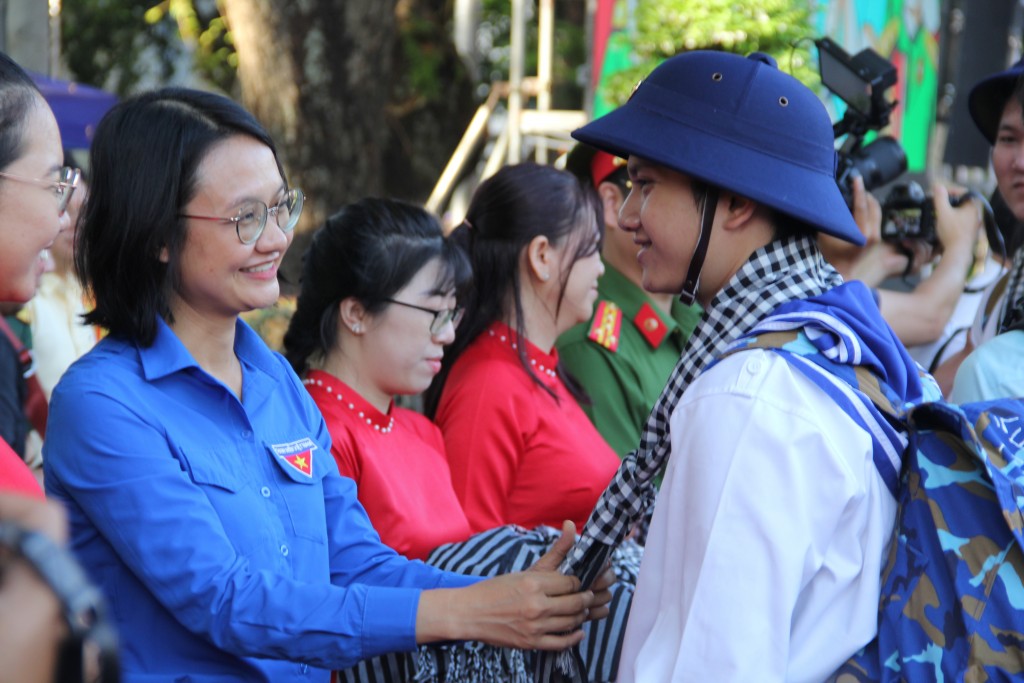 Phó Bí thư Thành đoàn TP HCM Trần Thu Hà trao khăn rằn cho các chiến sĩ