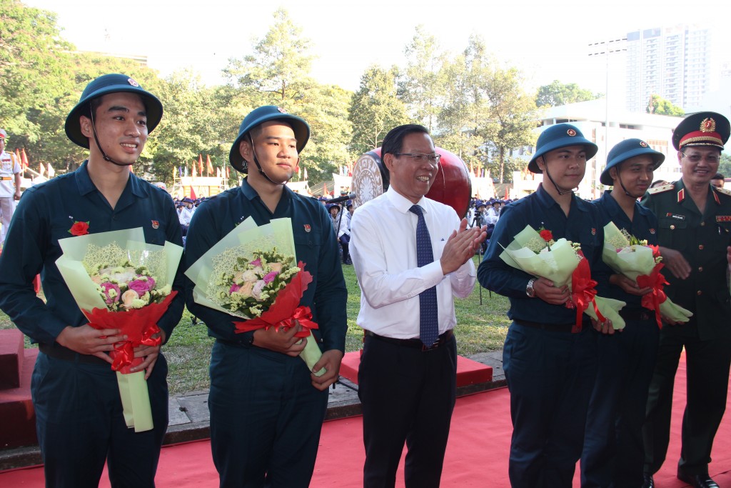 Chủ tịch UBND TP HCM Phan Văn Mãi tặng hoa cho các chiến sĩ