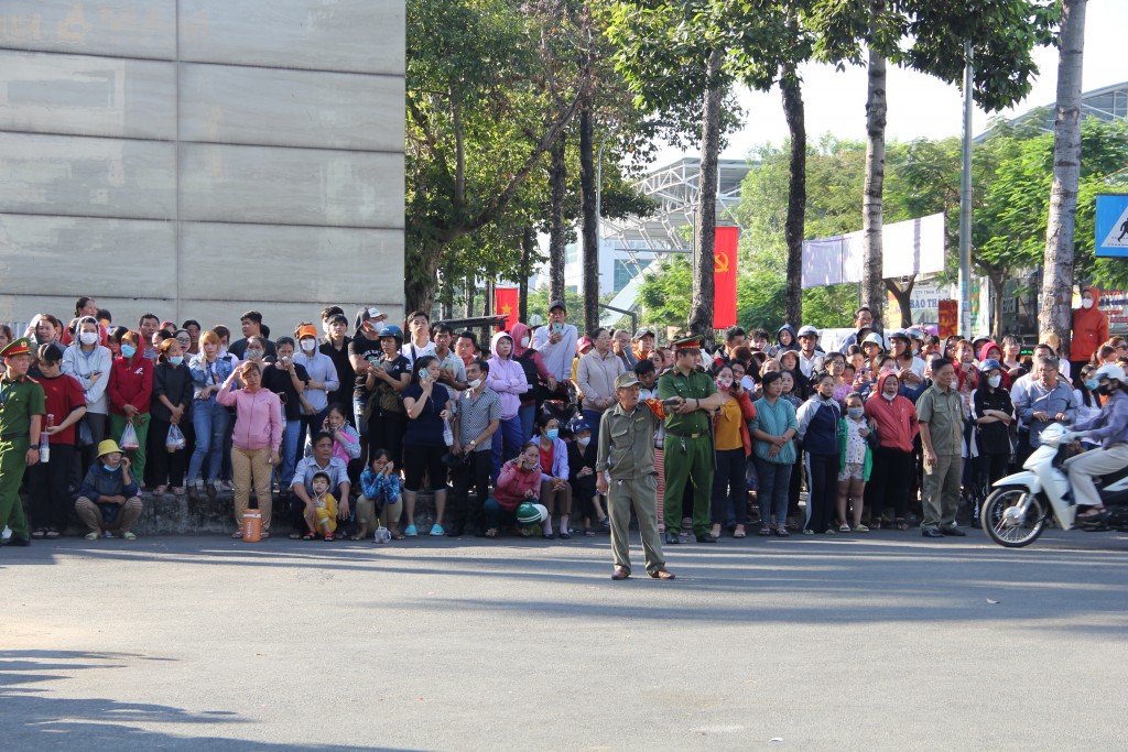 Trong sáng 27,2, rất đông người thân của các chiến sĩ tập trung đông trước điểm giao, nhận quân để chào tạm biệt con em mình