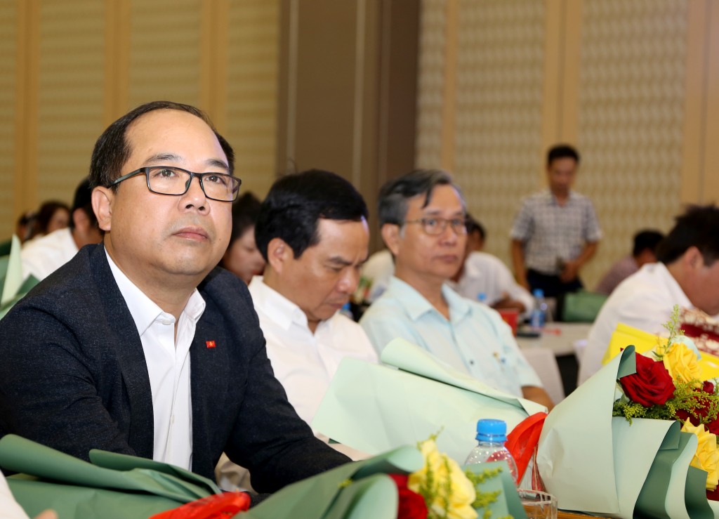 Tổng Biên tập báo Tuổi trẻ Thủ đô Nguyễn Mạnh Hưng cùng các vị đại biểu tham dự buổi họp mặt