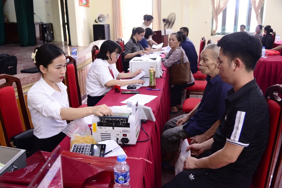 Chi trả tiền đền bù cho người dân thuộc dự án đường Vành đai 4 - Vùng Thủ đô tại huyện Mê Linh