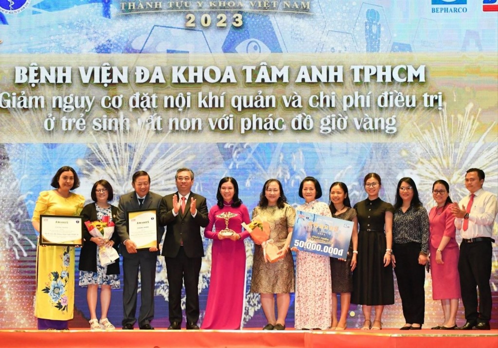 Phó Bí thư Thành ủy TP HCM Nguyễn Phước Lộc (thứ tư từ trái qua) trao giải Thành tựu y khoa năm 2023 cho Bệnh viện đa khoa Tâm Anh TP HCM