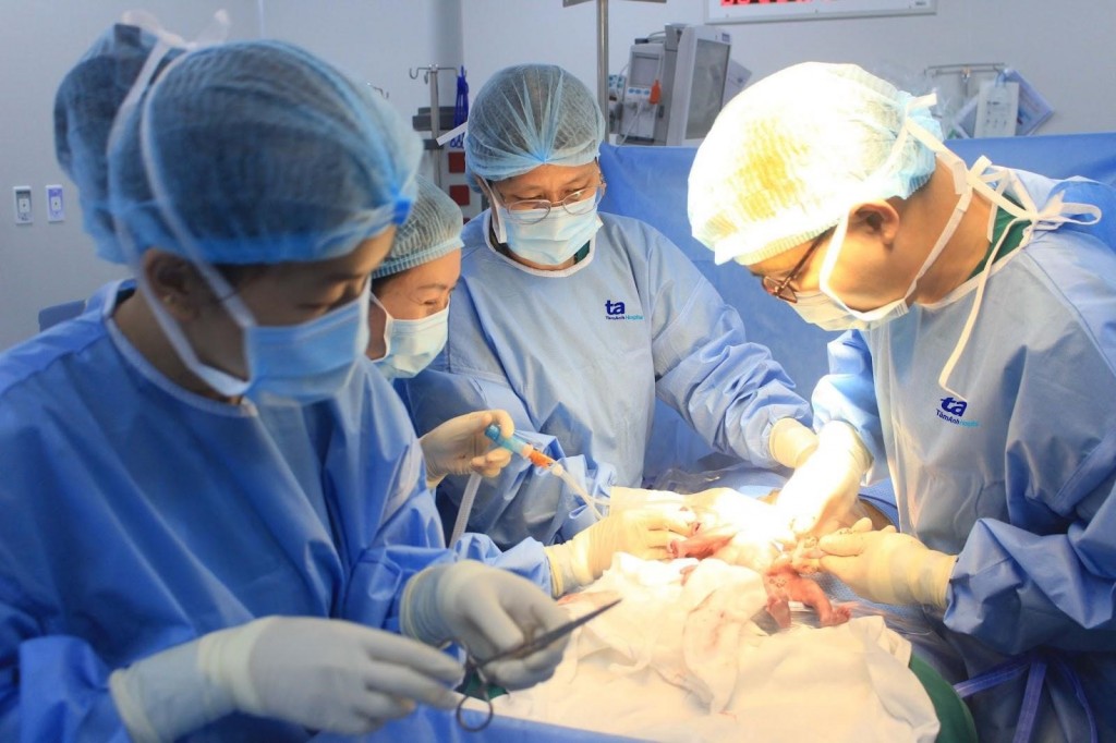 Bác sĩ Sản khoa (phải) kết hợp bác sĩ Sơ sinh (thứ hai từ trái qua) cứu bé sinh non bằng phác đồ “giờ vàng” tại Bệnh viện đa khoa Tâm Anh