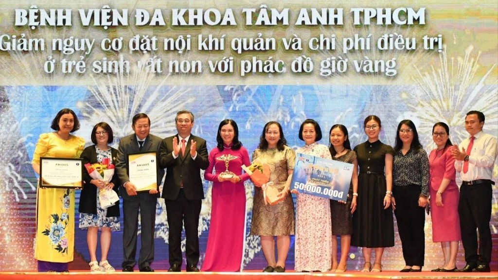 Phác đồ “giờ vàng’’ cứu sống hàng trăm trẻ sinh rất non