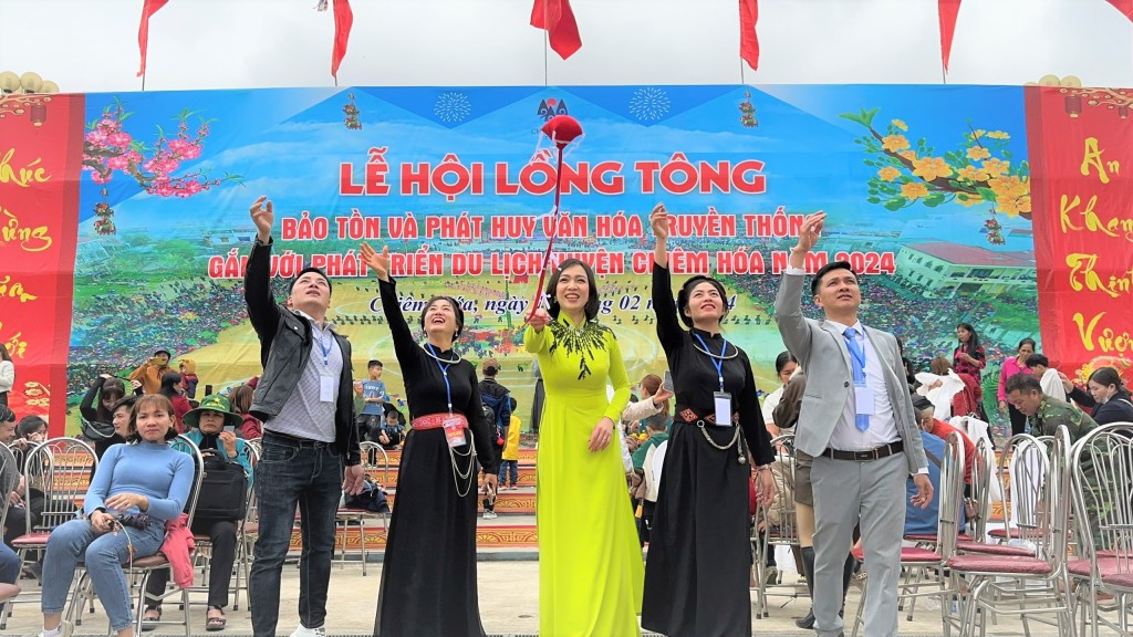 Á hậu Khánh Vân tham gia “tung còn” đây là trò chơi dân gian không thể thiếu ở Lễ hội Lồng Tông.