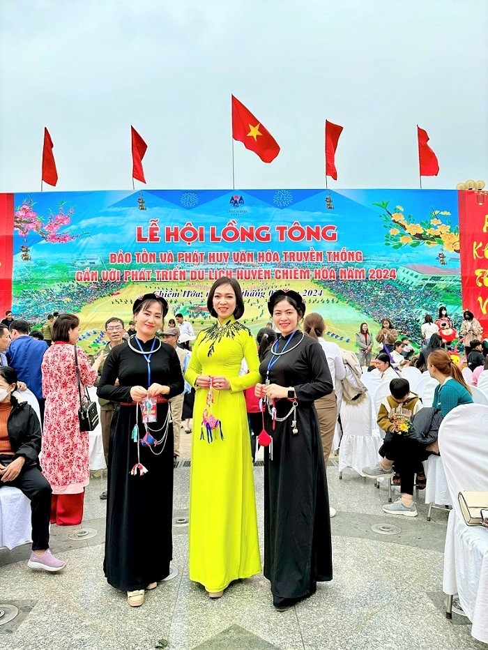Á hậu Lê Thị Khánh Vân chụp ảnh cùng du khách tham dự lễ hội