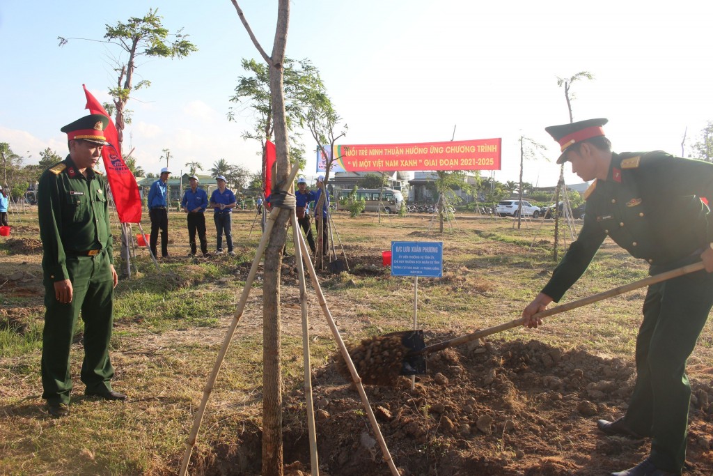 Lãnh đạo và đoàn viên thanh niên tham gia trồng cây xanh  tại Hồ Điều hòa trung tâm