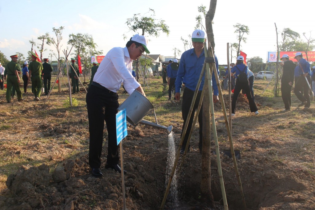 Đồng chí Phạm Văn Hậu – Phó Bí thư Thường trực Tỉnh uỷ, Chủ tịch HĐND tỉnh Ninh Thuận và đồng chí Huỳnh Hữu Phúc, UV. BCH TW Đoàn, Bí thư Tỉnh đoàn Ninh Thuận tham gia trồng cây xanh tại Hồ Điều hòa trung tâm.