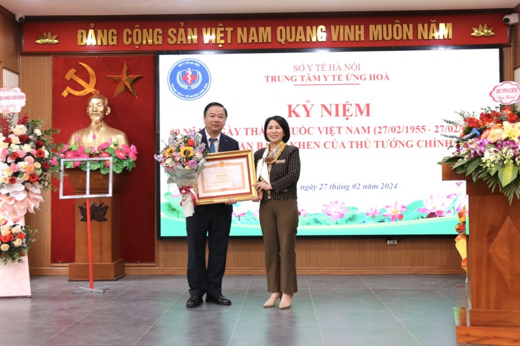 Giám đốc Sở Y tế trao Bằng khen của Thủ tướng Chính phủ cho Trung tâm y tế huyện Ứng Hoà
