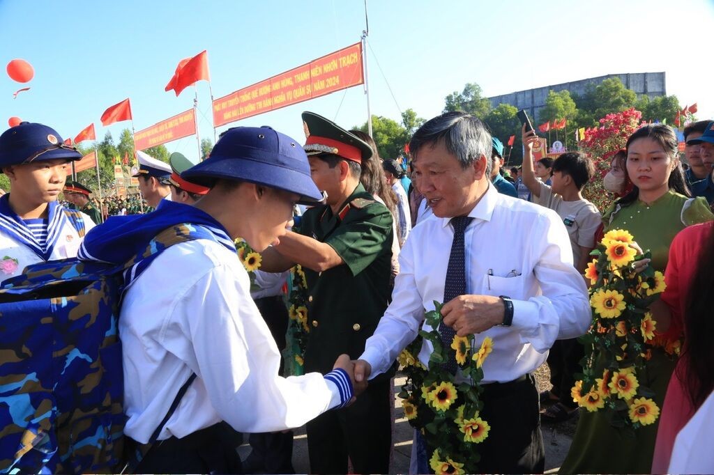 Lãnh đạo tỉnh Đồng Nai động viên thanh niên huyện Nhơn Trạch lên đường nhập ngũ. 