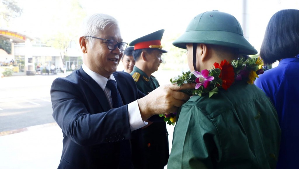 Nguyễn Văn Lợi, Bí thư tỉnh ủy Bình Dương, tặng hoa, động viên các tân binh trước giờ lên đường nhập ngũ.