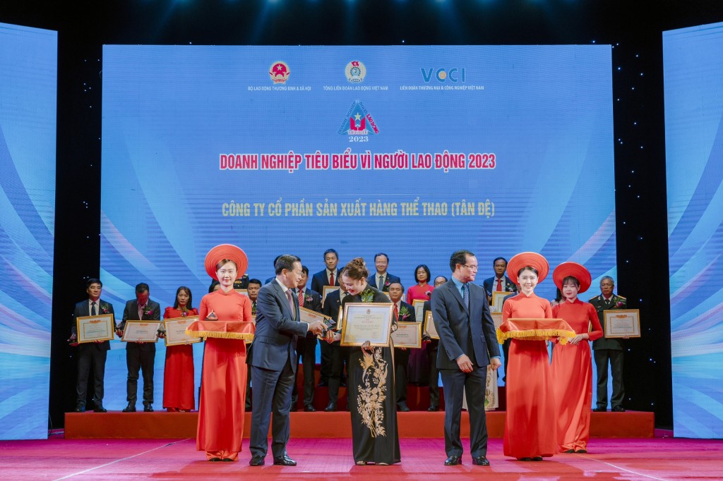 Bà Nguyễn Hương Giang - Phó Giám đốc Công ty Tân Đệ (thứ 5 từ trái sang) - đại diện nhận bằng khen “Doanh nghiệp vì người lao động 2023”