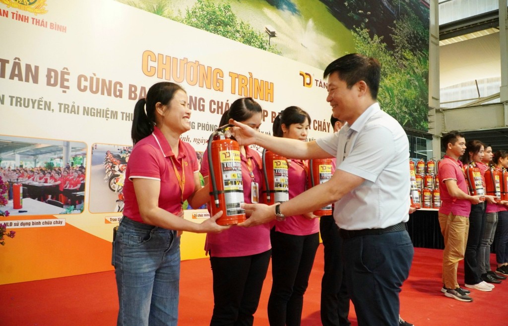 Ông Nguyễn Tiến Phương - Chủ tịch HĐQT kiêm Tổng Giám đốc Công ty Tân Đệ tặng bình cứu hỏa cho người lao động