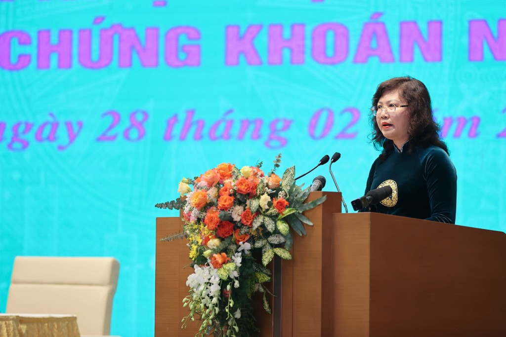 Chủ tịch Ủy ban Chứng khoán Nhà nước Vũ Thị Chân Phương trình bày báo cáo tóm tắt tình hình TTCK Việt Nam năm 2023 và triển vọng năm 2024 - Ảnh: VGP/Nhật Bắc