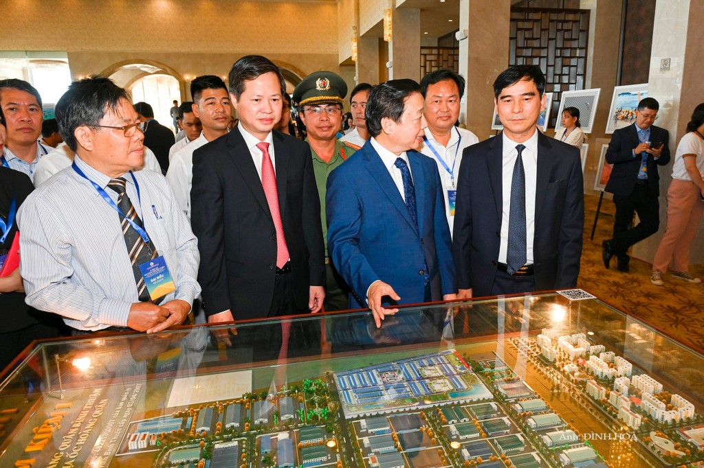 Phó Thủ tướng Chính phủ Trần Hồng Hà cùng lãnh đạo tỉnh tham quan mô hình nhà ở khu công nghiệp Hàm Kiệm