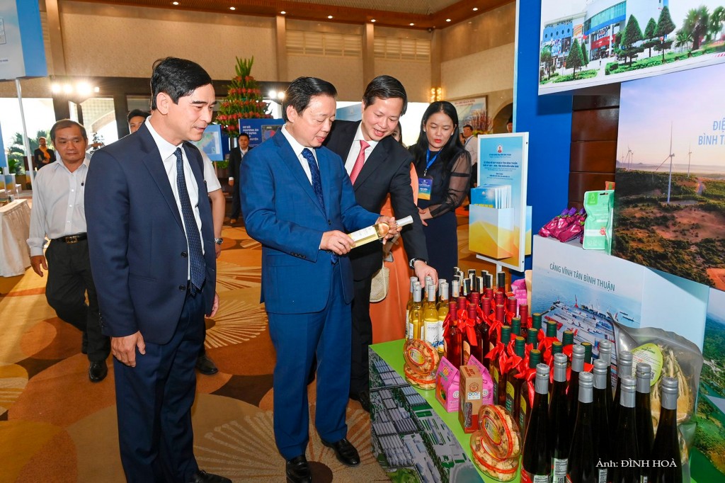 Phó Thủ tướng Chính phủ Trần Hồng Hà cùng lãnh đạo tỉnh tham quan các gian hàng trưng bày sảnh phẩm của Bình Thuận