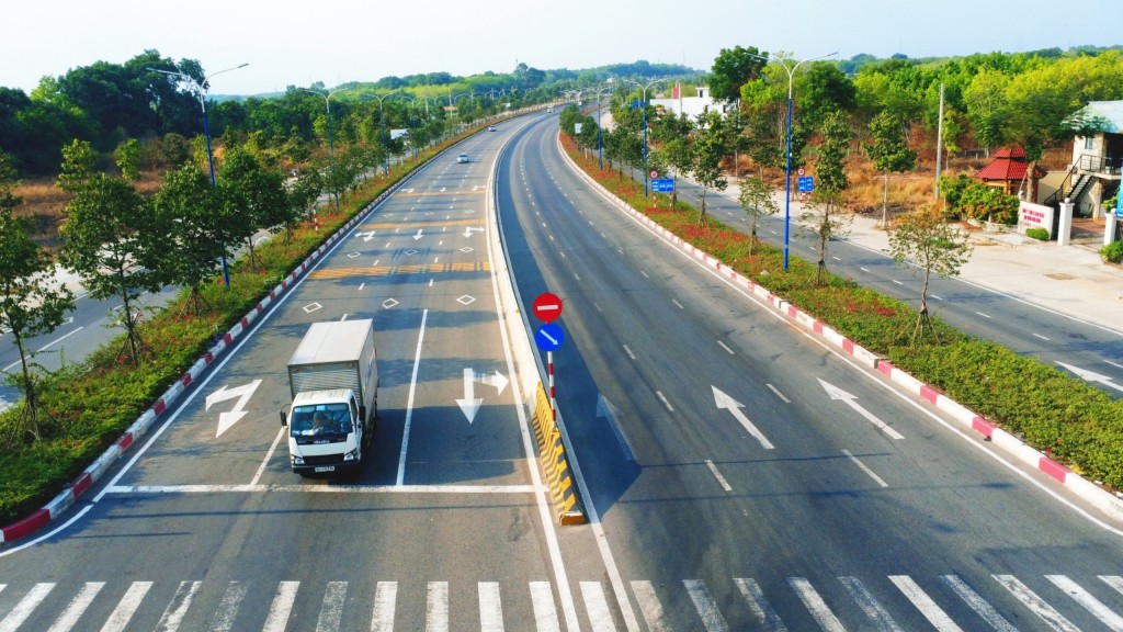 Đường Mỹ Phước - Tân Vạn cũng kết nối với đường vành đai 3, 4, tạo thuận lợi cho hoạt động đi lại, giao thương đến cảng Cái Mép, Bà Rịa - Vũng Tàu, sân bay Long Thành, Đồng Nai. Đường Mỹ Phước - Tân Vạn cũng kết nối với đường vành đai 3, 4, tạo thuận lợi cho hoạt động đi lại, giao thương đến cảng Cái Mép, Bà Rịa - Vũng Tàu, sân bay Long Thành, Đồng Nai.