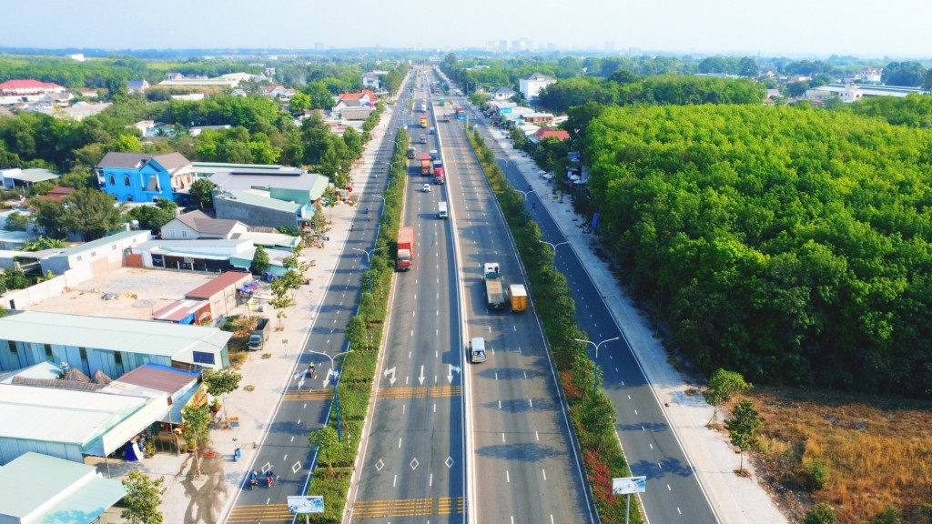 đường Mỹ Phước Tân Vạn dài hơn 50km từ ngã ba Tân Vạn giao nhau với quốc lộ 1A (thành phố Dĩ An) đến khu Trung tâm hành chính huyện Bàu Bàng