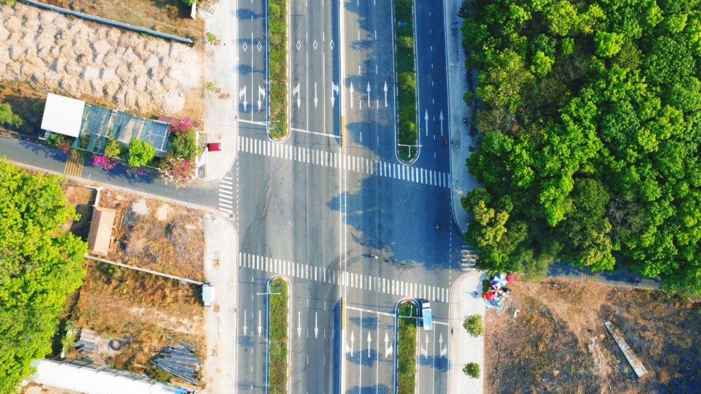 Đường có 10 làn xe, được đưa vào hoạt động năm 2021. Đường có 10 làn xe, được đưa vào hoạt động năm 2021.