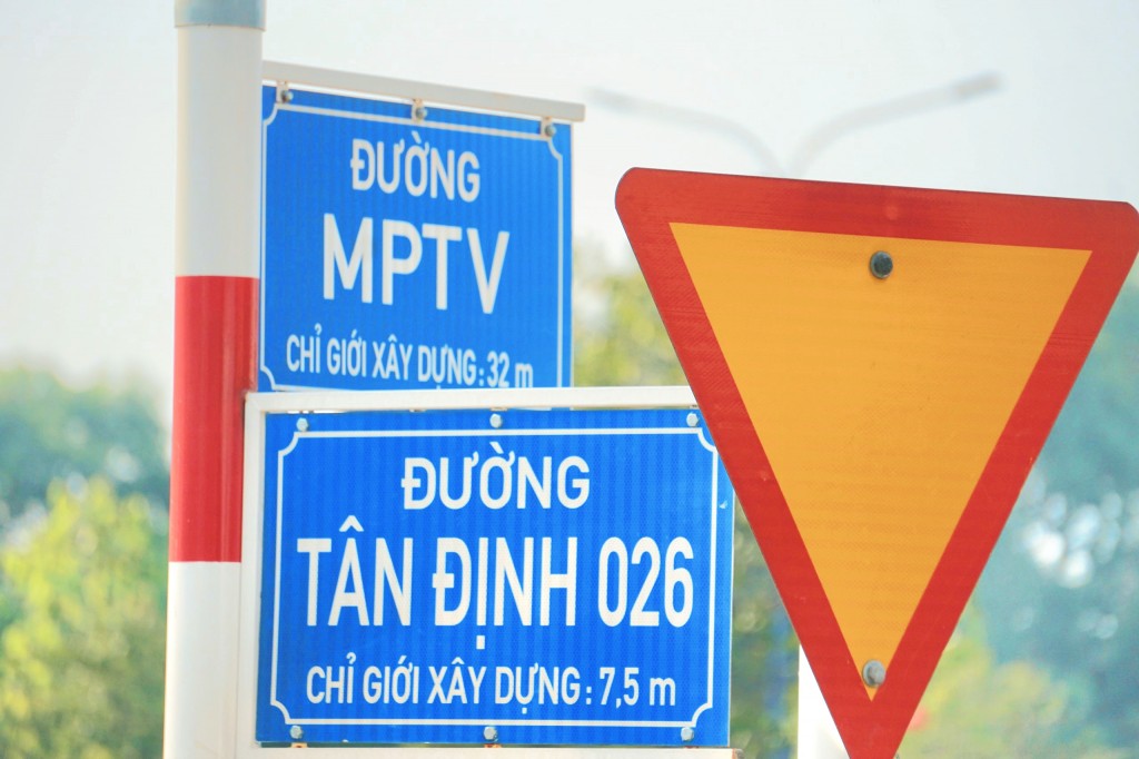 Hệ thống đèn đường, biển báo, biển chỉ dẫn, vạch kẻ đường liên tục được cải tạo, nâng cấp để đảm bảo an toàn. Hệ thống đèn đường, biển báo, biển chỉ dẫn, vạch kẻ đường liên tục được cải tạo, nâng cấp để đảm bảo an toàn.