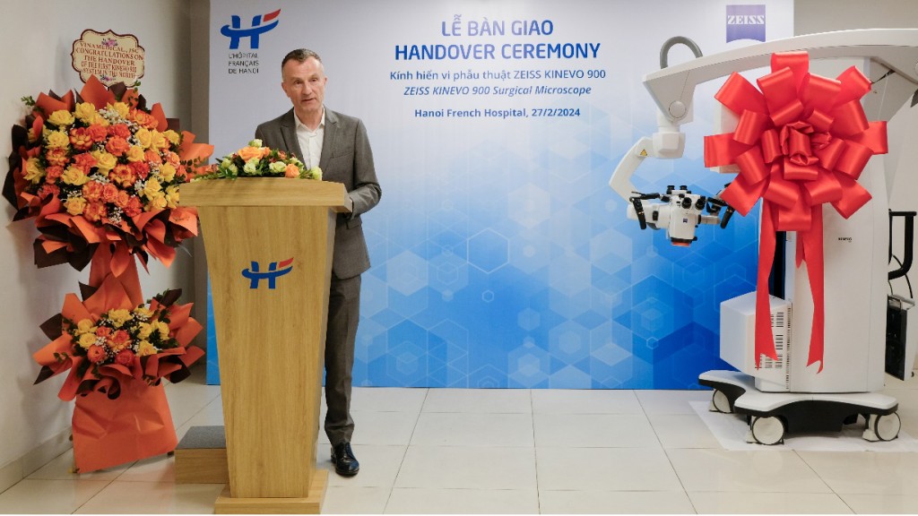 Bệnh viện Việt Pháp Hà Nội trang bị kính vi phẫu ZEISS KINEVO 900
