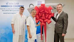 Bệnh viện Việt Pháp Hà Nội trang bị kính vi phẫu ZEISS KINEVO 900