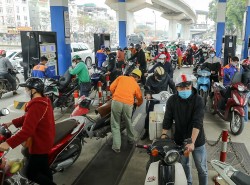 Giá xăng RON95-III tăng sát mốc 24.000 đồng