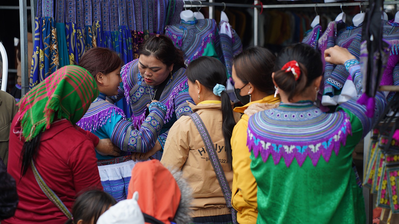 Các cô gái H'Mông sắm sửa cho mình bộ quần áo mới tại phiên chợ