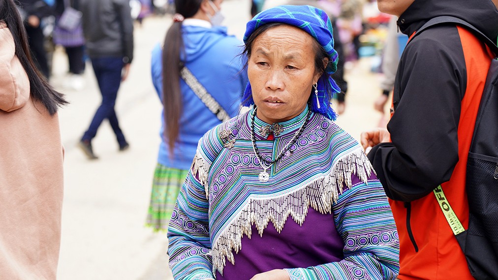 Chợ được gọi là chợ phiên bởi chỉ diễn ra vào thứ Bảy hàng tuần, từ sáng sớm đến quá trưa. Ngoài ra, chợ còn được tổ chức vào các ngày lễ, tết trong năm