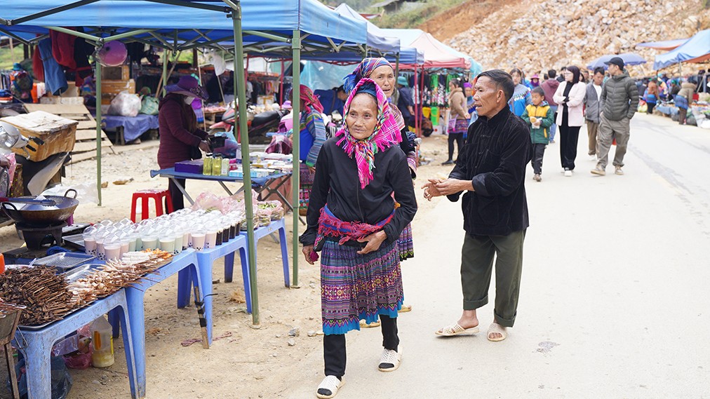 Chợ cách thành phố Lào Cai gần 100 km về phía Đông Bắc và cách thị trấn Bắc Hà gần 30km theo hướng Bắc.