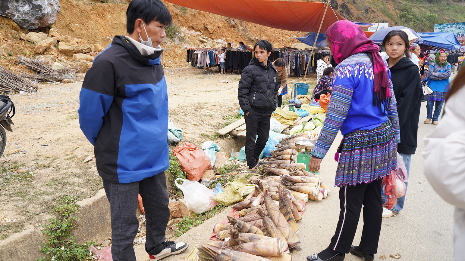 Đặc biệt đây là phiên chợ không thể thiếu đối với đồng bào các dân tộc thiểu số tại vùng huyện Si Ma Cai, Lào Cai