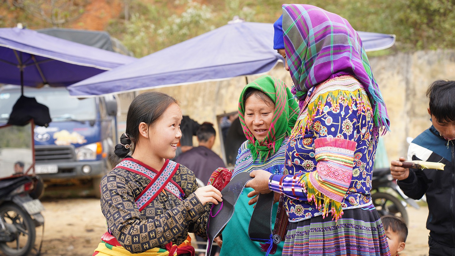 Sẽ không khó để khách du lịch có thể bắt gặp những người dân tộc trong bộ đồ rực rỡ với nhiều màu sắc mang nét truyền thống đang tíu tít chuyện trò