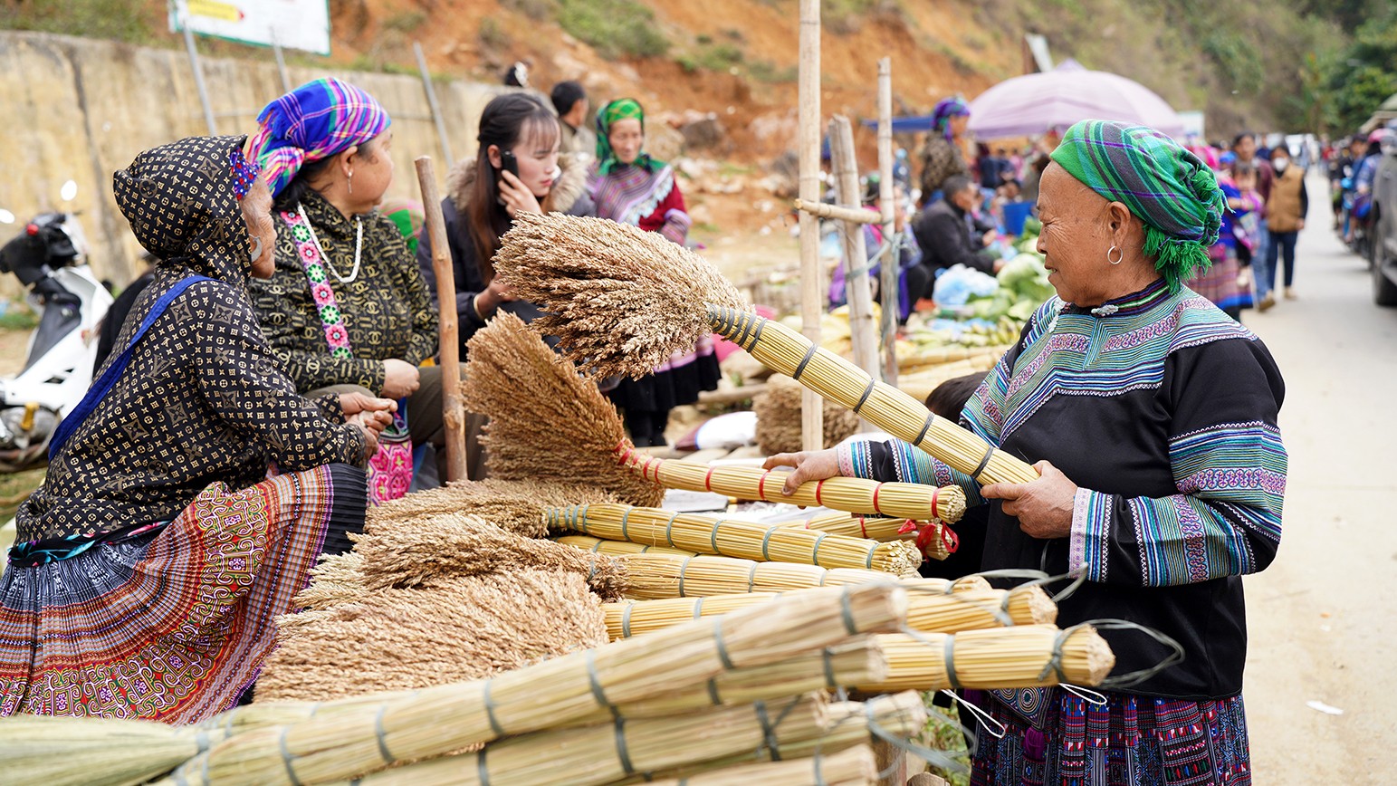 Ngoài ra, đồng bào dân tộc nơi đây còn bán những vật dụng cần thiết trong gia đình và công việc