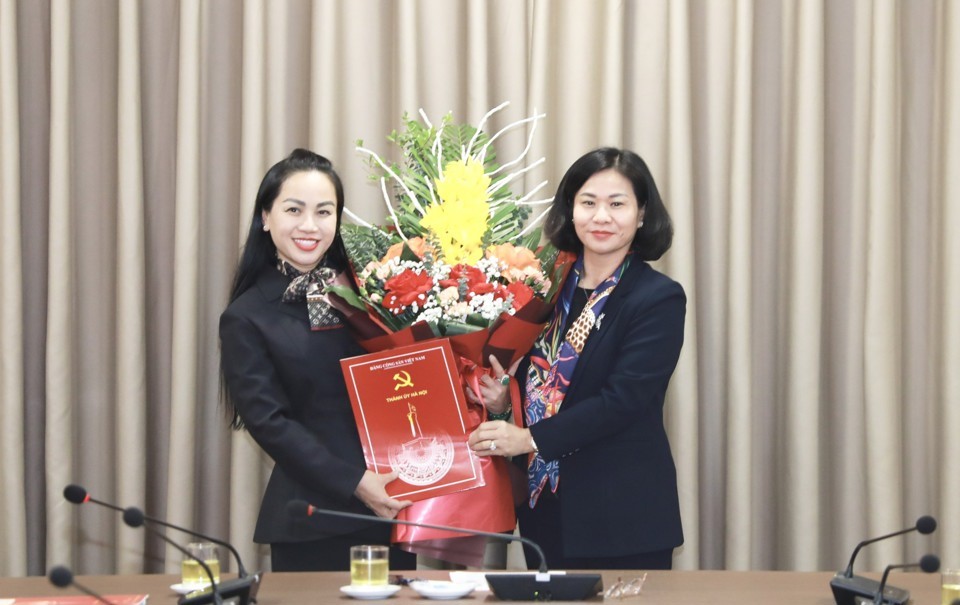 Phó Bí thư Thường trực Thành ủy Nguyễn Thị Tuyến trao quyết định, tặng hoa chúc mừng đồng chí Phạm Thị Mỹ Hoa
