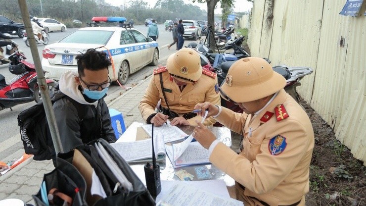 Xe máy ngang nhiên đi vào làn ô tô trên Đại lộ Thăng Long