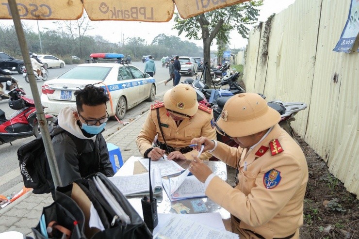 Xe máy ngang nhiên đi vào làn ô tô trên Đại lộ Thăng Long