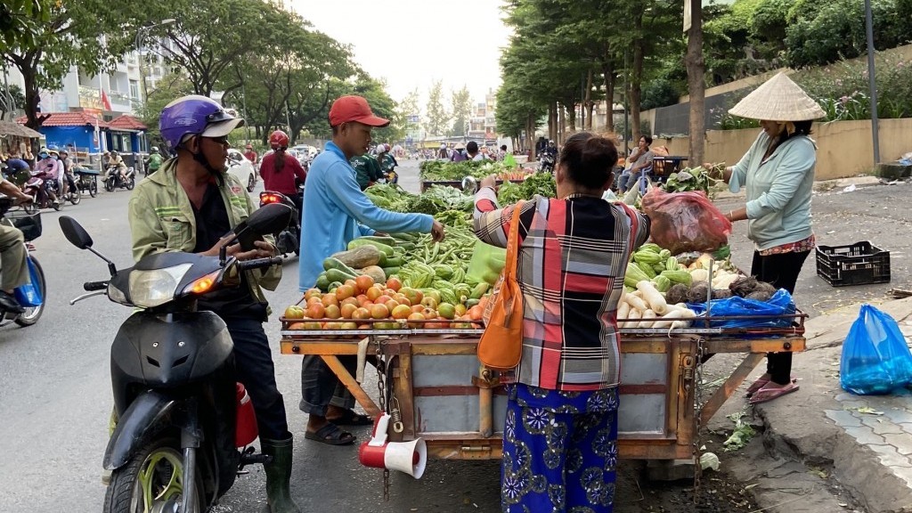 Xử lý hàng loạt hàng rong tràn xuống lòng đường chợ Bình Điền