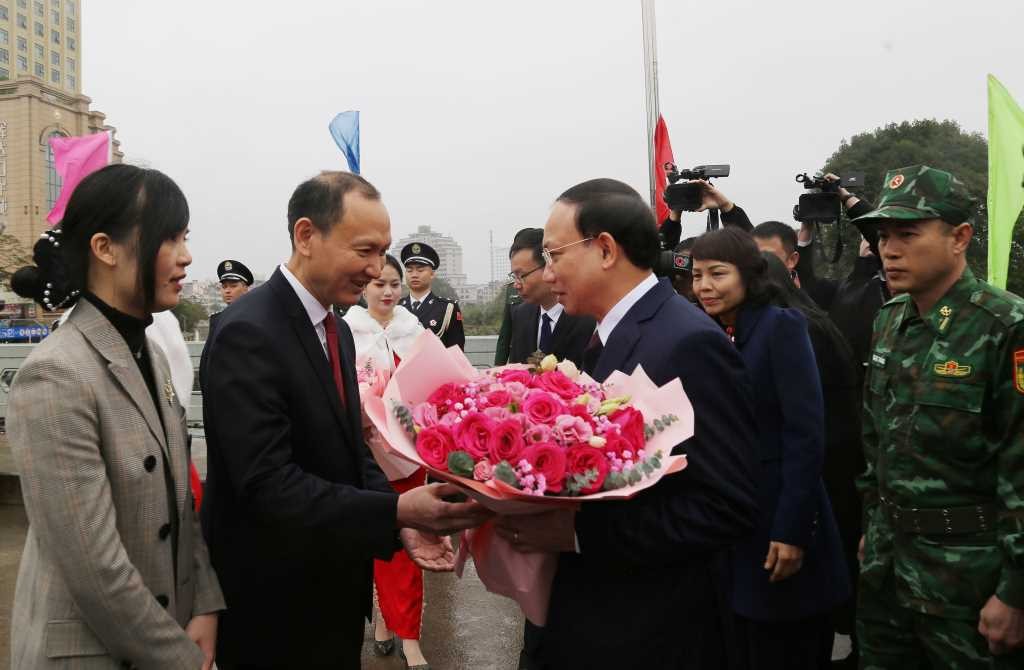 Lãnh đạo thành phố Phòng Thành Cảng, Quảng Tây, Trung Quốc, tặng hoa chào đón Đoàn công tác của tỉnh Quảng Ninh đến thăm và làm việc tại Quảng Tây, Trung Quốc.