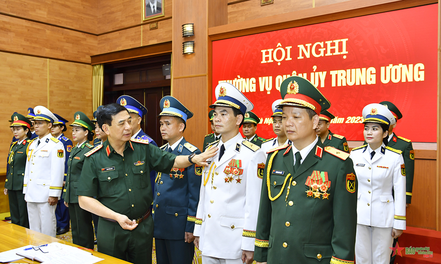 Đại tướng Phan Văn Giang, Ủy viên Bộ Chính trị, Bộ trưởng Bộ Quốc phòng cho ý kiến về các sản phẩm mẫu thử nghiệm Lễ phục K24 (tháng 7-2023). Ảnh: Tuấn Huy 