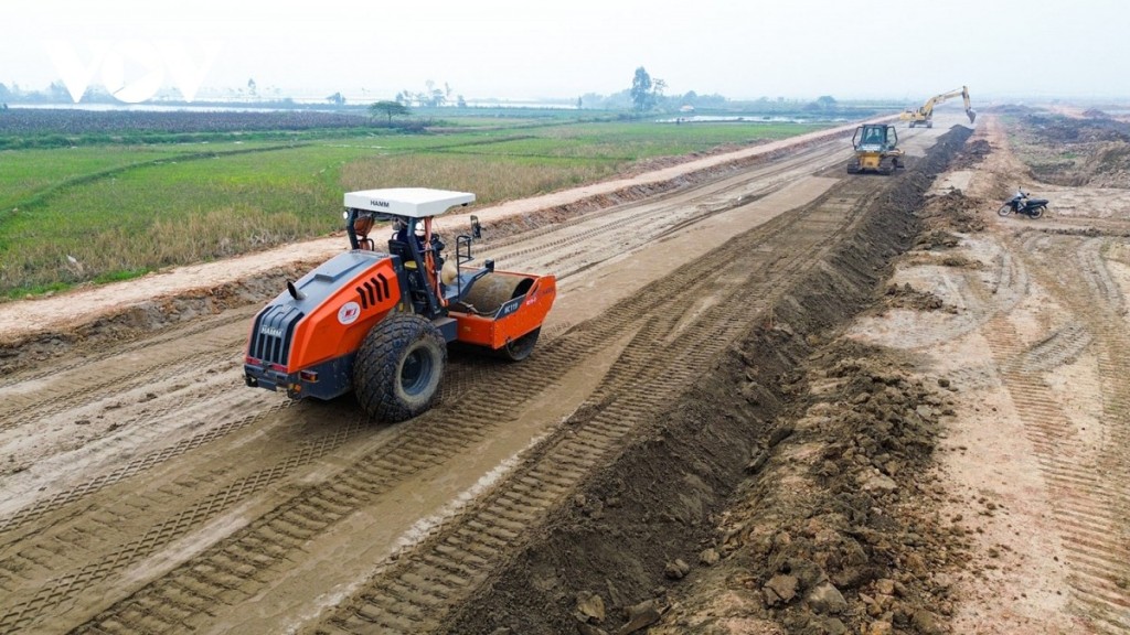 Thi công dự án tuyến đường Vành đai 4 - Vùng Thủ đô đoạn qua huyện Mê Linh