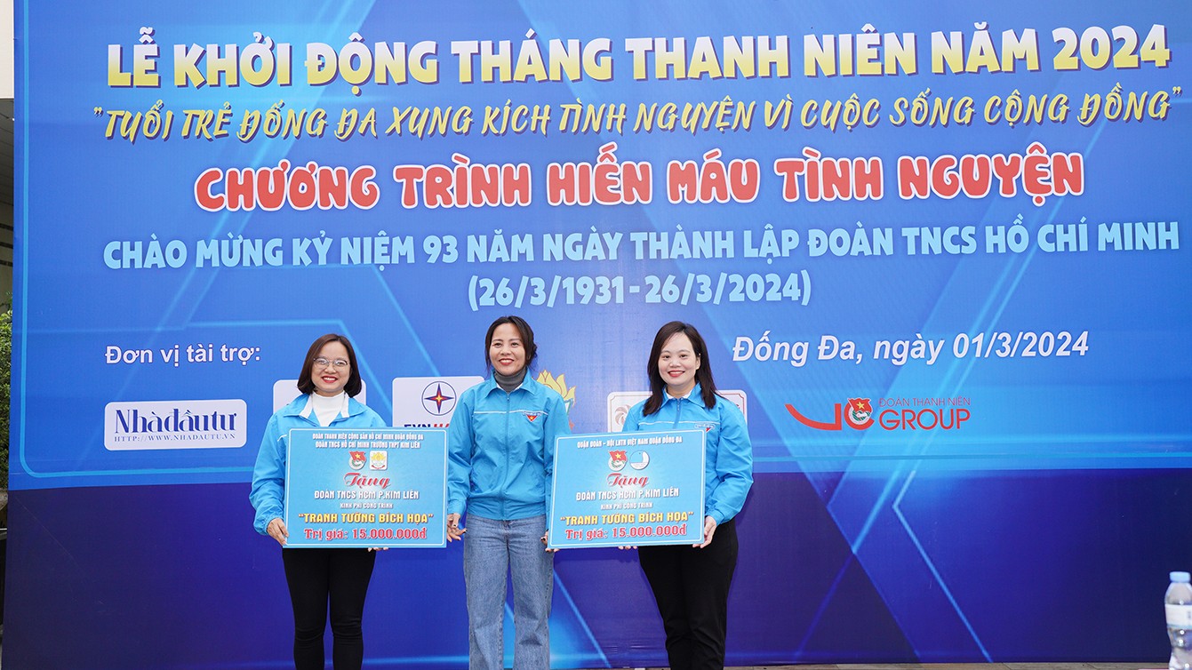 Trong chương trình buổi lễ ra quân phát động tháng thanh niên năm 2024, các đơn vị và Quận đoàn Đống Đa trao tặng biển kinh phí tượng trưng triển khai công trình tuyến phố bích họa đợt 1 cho Đoàn TNCS Hồ Chí Minh phường Kim Liên